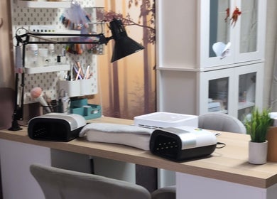 Poste de manucure élégant à Nails Élégance, Magné, Nouvelle-Aquitaine, FR avec décor apaisant.