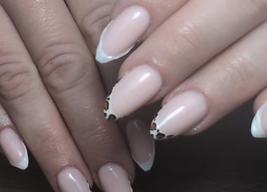 Manucure élégante avec motifs chez Nails Élégance à Magné, Nouvelle-Aquitaine, FR.