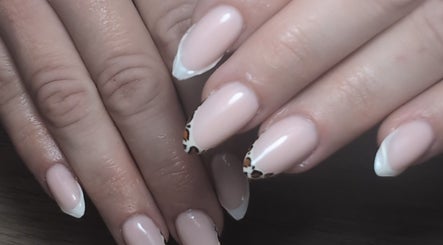 Manucure élégante avec motifs chez Nails Élégance à Magné, Nouvelle-Aquitaine, FR.