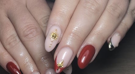 Manucure élégante avec décor doré chez Nails Élégance, Magné, Nouvelle-Aquitaine, FR.