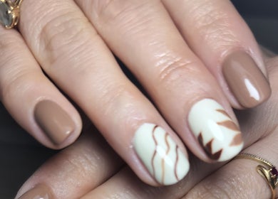 Manucure élégante aux teintes neutres à Nails Élégance, Magné, Nouvelle-Aquitaine, FR.