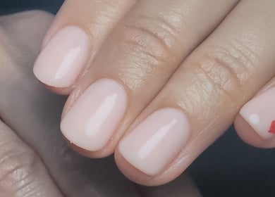 Manucure élégante avec un petit cœur à Nails Élégance, Magné, Nouvelle-Aquitaine, FR.