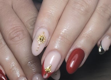 Nail art solaire à Nails Élégance, Magné, Nouvelle-Aquitaine, FR : design rouge et doré.