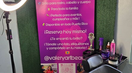 Estación de belleza en Valery Art Beauty, Quebradillas, PR con productos y trofeo en exhibición.