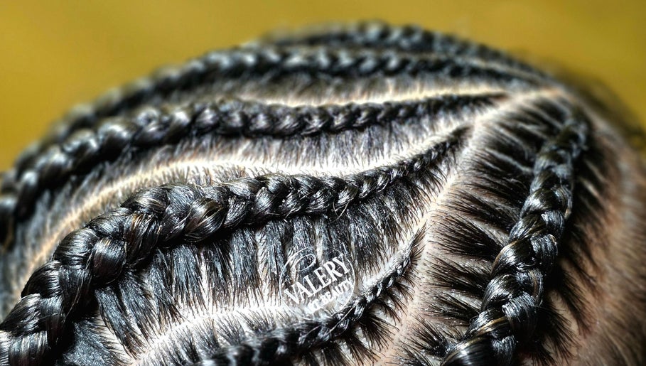 Trenzas de cabello elaboradas en Valery Art Beauty, Quebradillas, Quebradillas, PR, mostrando estilo único.