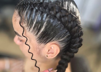 Trenza estilizada en Valery Art Beauty, Quebradillas, PR, destacando textura y diseño en el cabello.