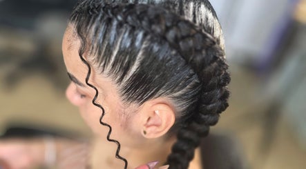 Trenza estilizada en Valery Art Beauty, Quebradillas, PR, destacando textura y diseño en el cabello.