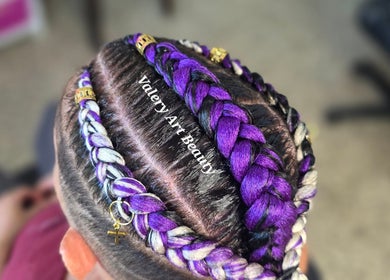 Peinado de trenzas moradas y blancas en Valery Art Beauty, Quebradillas, Quebradillas, PR.