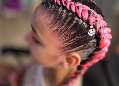 Hermosa trenza rosa brillante en cliente de Valery Art Beauty, Quebradillas, Quebradillas, PR.