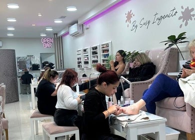 Clientes reciben pedicura en Look y arte Espacio Creativo, Buenos Aires, Ciudad Autónoma De Buenos Aires, AR.