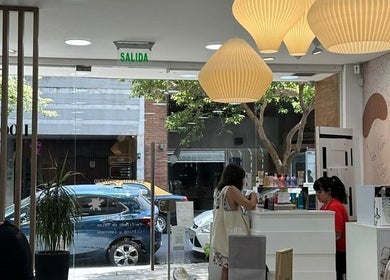 Interior de Look y arte Espacio Creativo en Buenos Aires, con recepción moderna y luminosa.