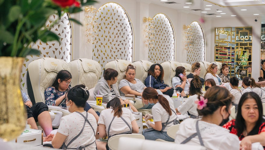 VENETIAN NAIL SPA | St.Vital Centre imaginea 1