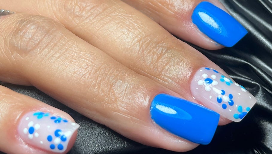 Unhas decoradas em azul e flores na Camycirpan.Nailsstudio, Estoril, Lisboa, PT, mostrando elegância e estilo.