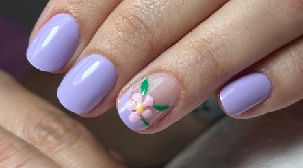 Unhas pintadas de lilás com arte de flor no Camycirpan.Nailsstudio, Estoril, Lisboa, PT.