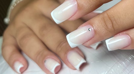 Unhas francesinha com detalhe de cristal em Camycirpan.Nailsstudio, Estoril, Lisboa, PT.