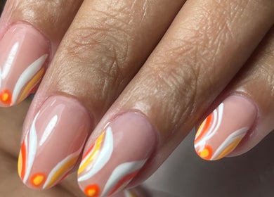 Nail art vibrante em Camycirpan.Nailsstudio, Estoril, Lisboa, PT. Design criativo com tons laranja e branco.