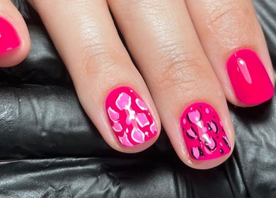 Unhas vibrantes em rosa e preto no Camycirpan.Nailsstudio em Estoril, Lisboa, PT.