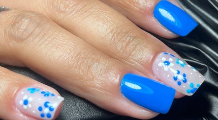Design floral azul nas unhas, esculpido no Camycirpan.Nailsstudio, Estoril, Lisboa, PT.