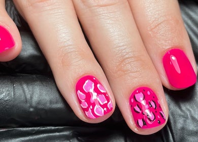 Arte de unhas rosa vibrante no Camycirpan.Nailsstudio, Estoril, Lisboa, PT.
