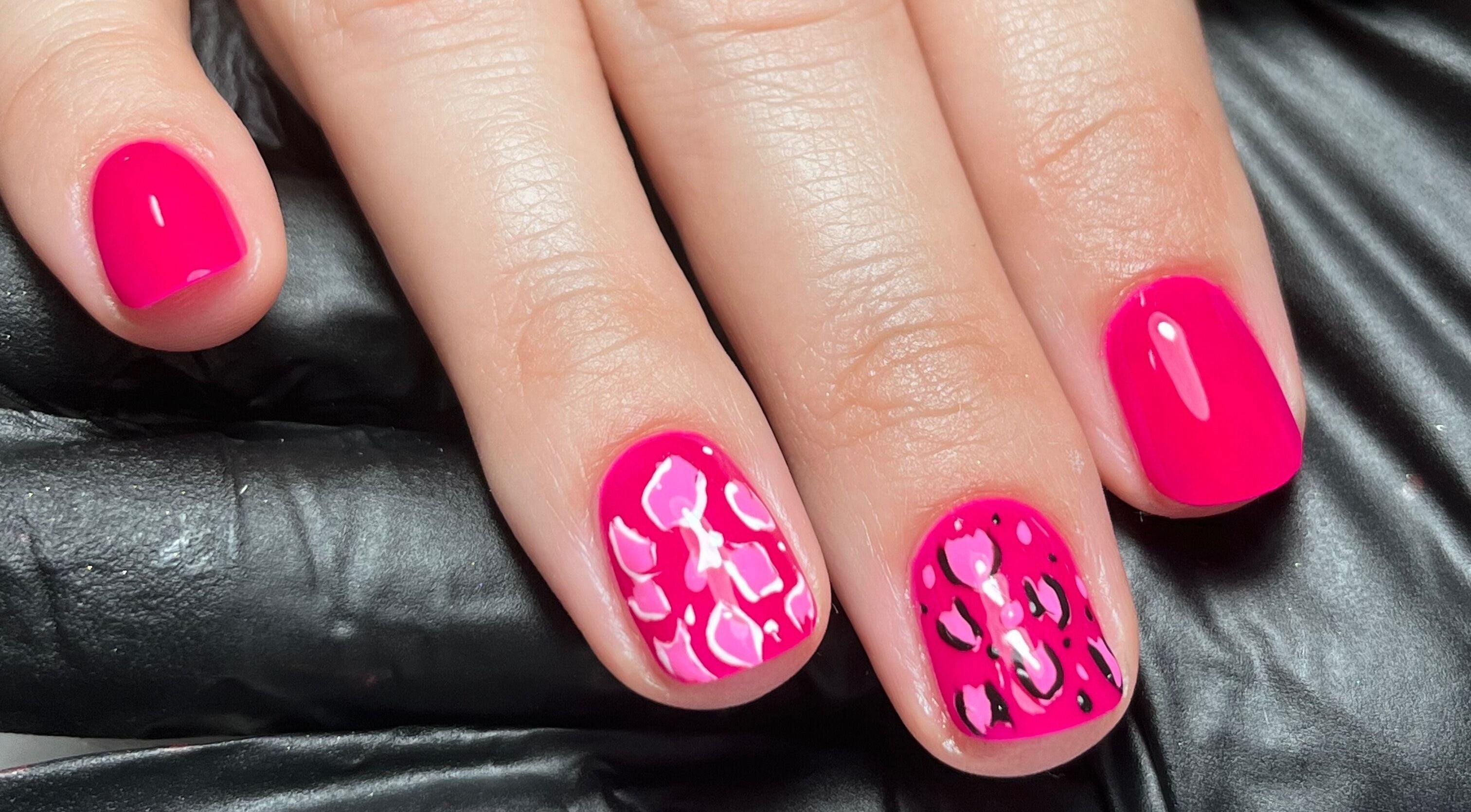 Arte de unhas rosa vibrante no Camycirpan.Nailsstudio, Estoril, Lisboa, PT.