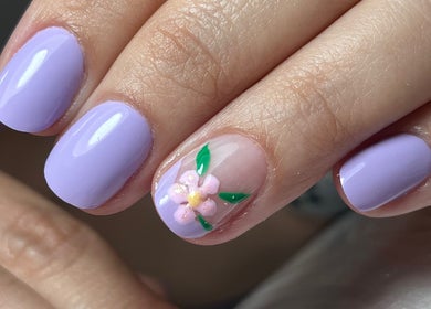 Unhas decoradas em lavanda e flor no Camycirpan.Nailsstudio, Estoril, Lisboa, PT.