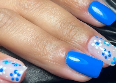 Unhas decoradas com azul vibrante e flores em Camycirpan.Nailsstudio, Estoril, Lisboa, PT.