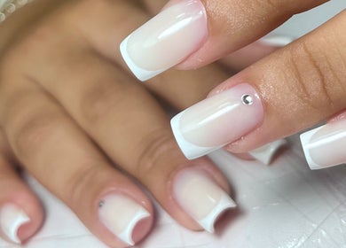 Unhas francesas elegantes da Camycirpan.Nailsstudio em Estoril, Lisboa, PT, com design sofisticado.