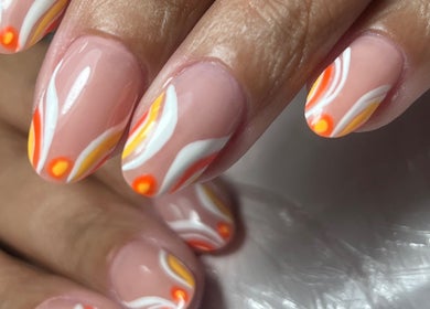 Unhas decoradas com laranja e branco no Camycirpan.Nailsstudio, Estoril, Lisboa, PT.