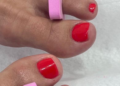 Pedicure com esmalte vermelho no Camycirpan.Nailsstudio, Estoril, Lisboa, PT.