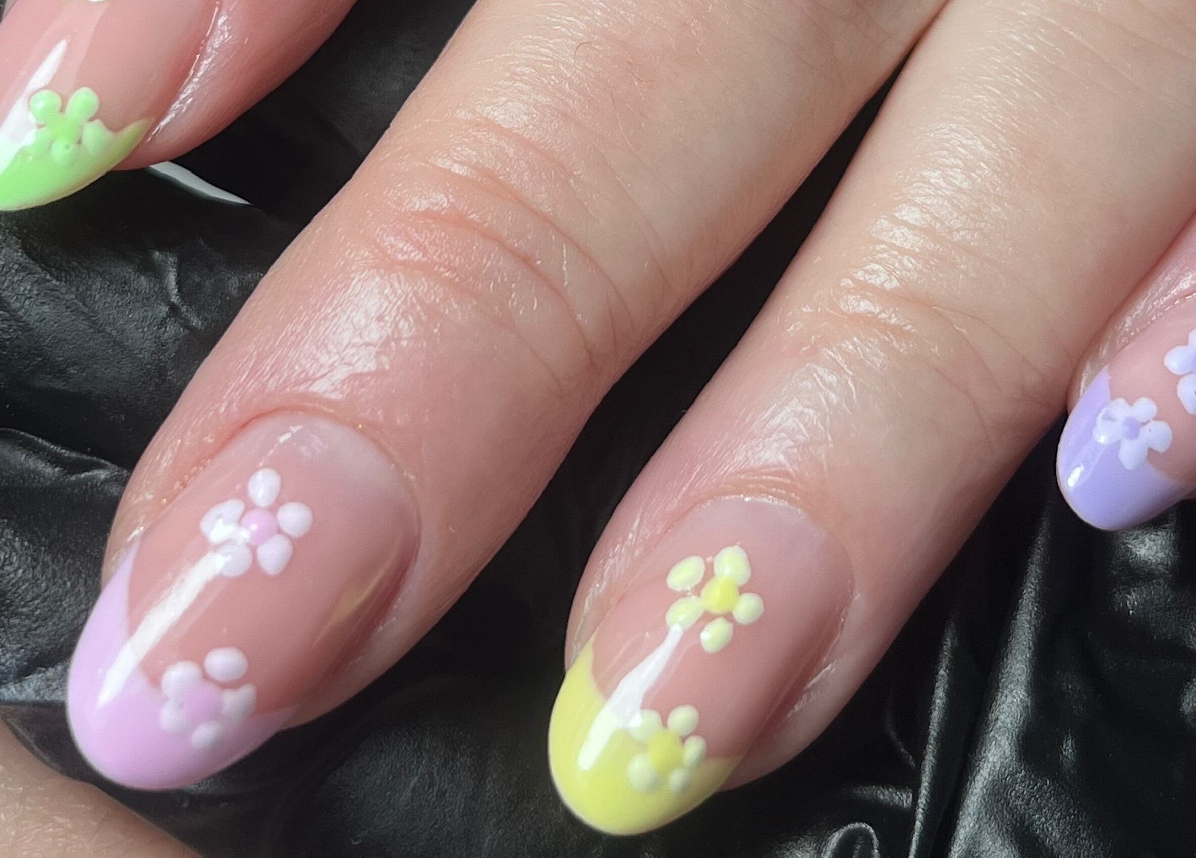 Unhas decoradas com flores coloridas na Camycirpan.Nailsstudio, Estoril, Lisboa, PT.