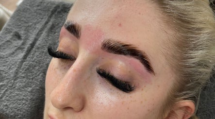 Elles Brows and Beauty