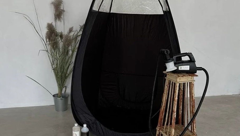 Spray tanning booth at Bronze and Glow by Elles, Crawley, England, GB. Ideal for a flawless tan.