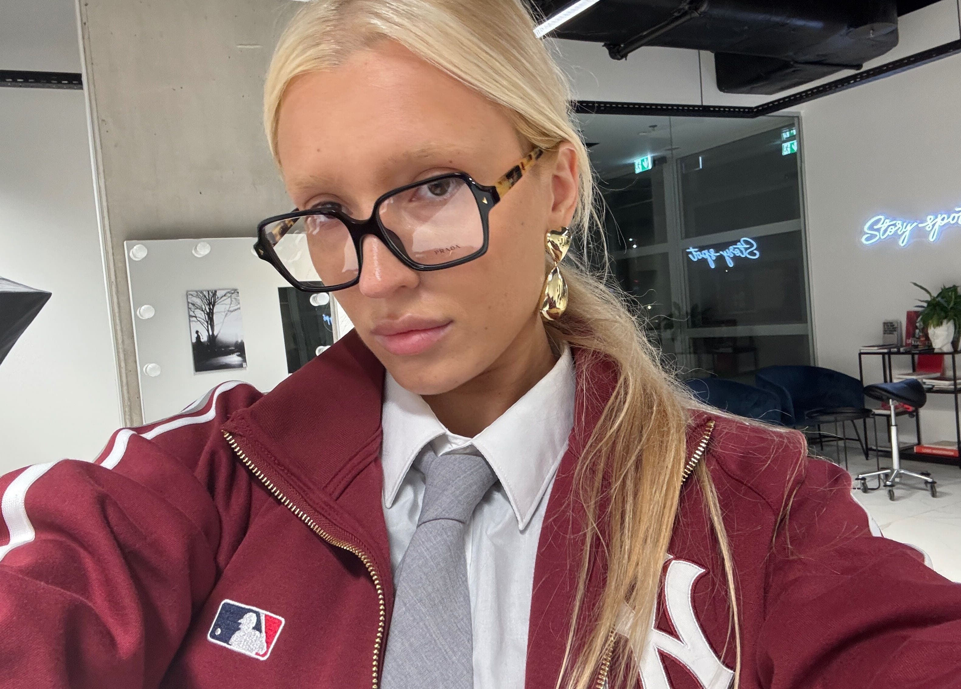 Trendy indoor space at Viktoria Sepp in Tallinn, Harju maakond, EE with modern decor and styling tools.