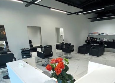 Modern salon at Viktoria Sepp in Tallinn, Harju maakond, EE with sleek chairs and elegant decor.
