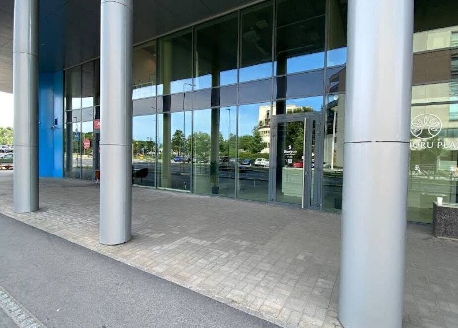 Entrance to Viktoria Sepp, Tallinn, Harju maakond, EE with modern glass facade and sleek columns.