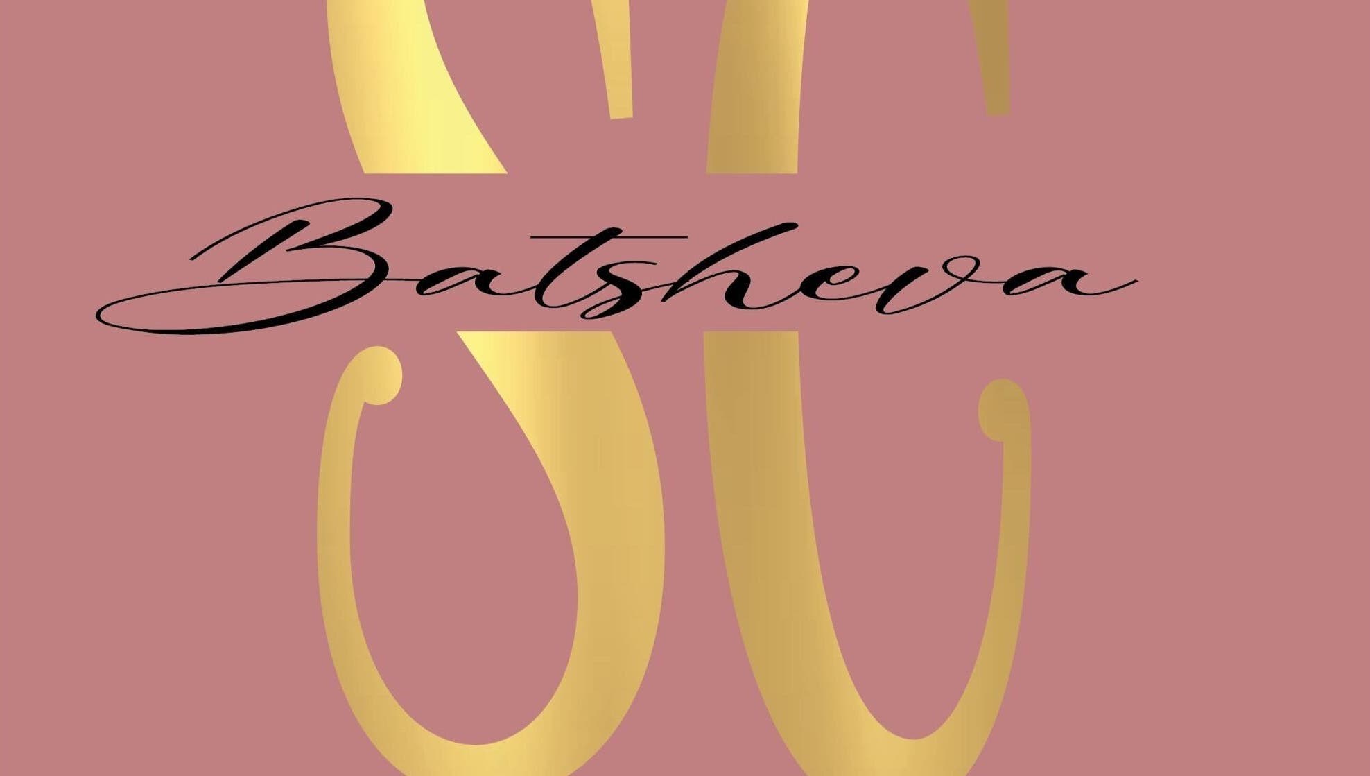 Logotipo elegante de Batsheva Second Chance en Miami, Florida, US, sobre fondo rosa con detalles dorados.