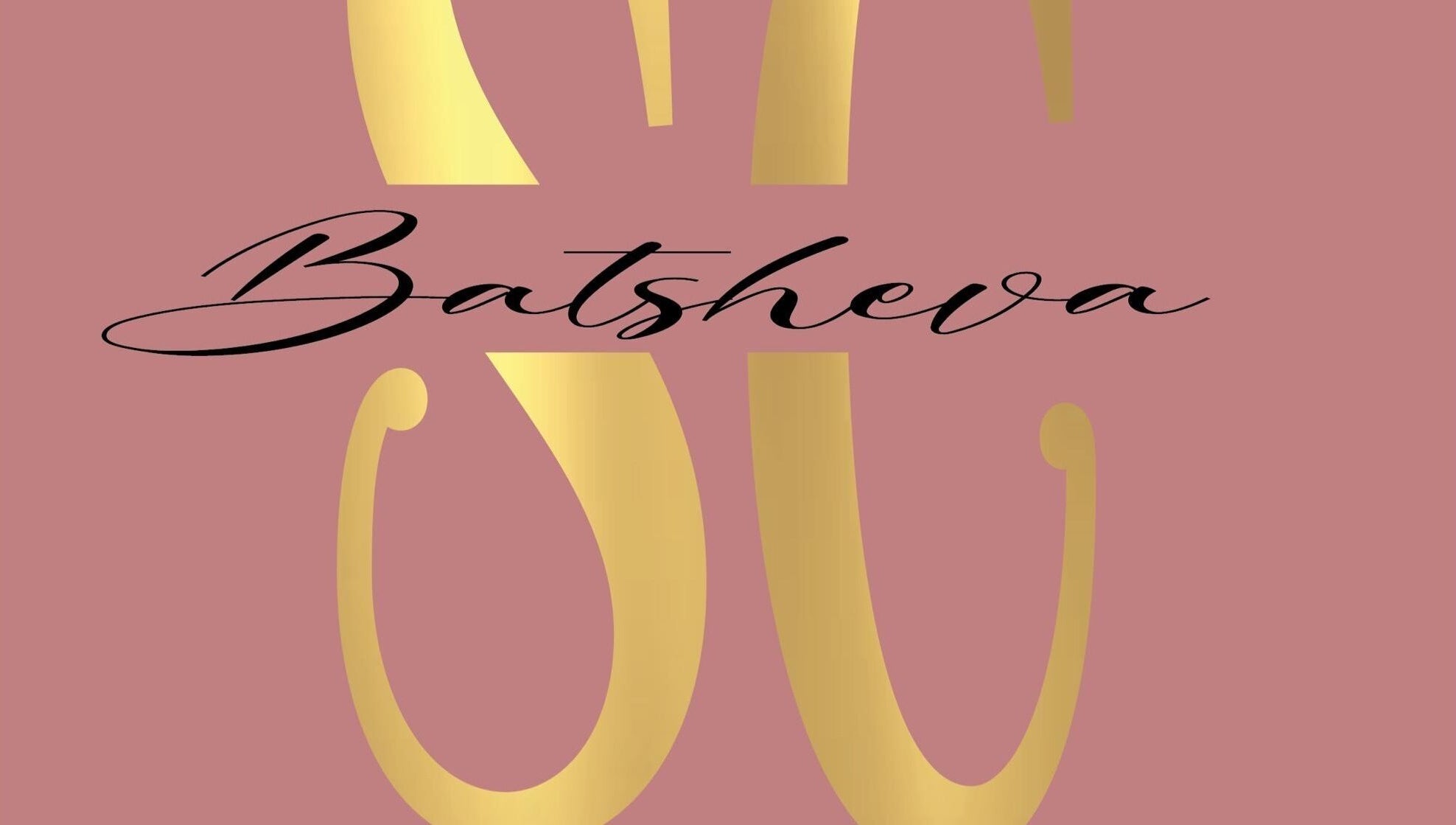 Logotipo elegante de Batsheva Second Chance en Miami, Florida, US, sobre fondo rosa con detalles dorados.