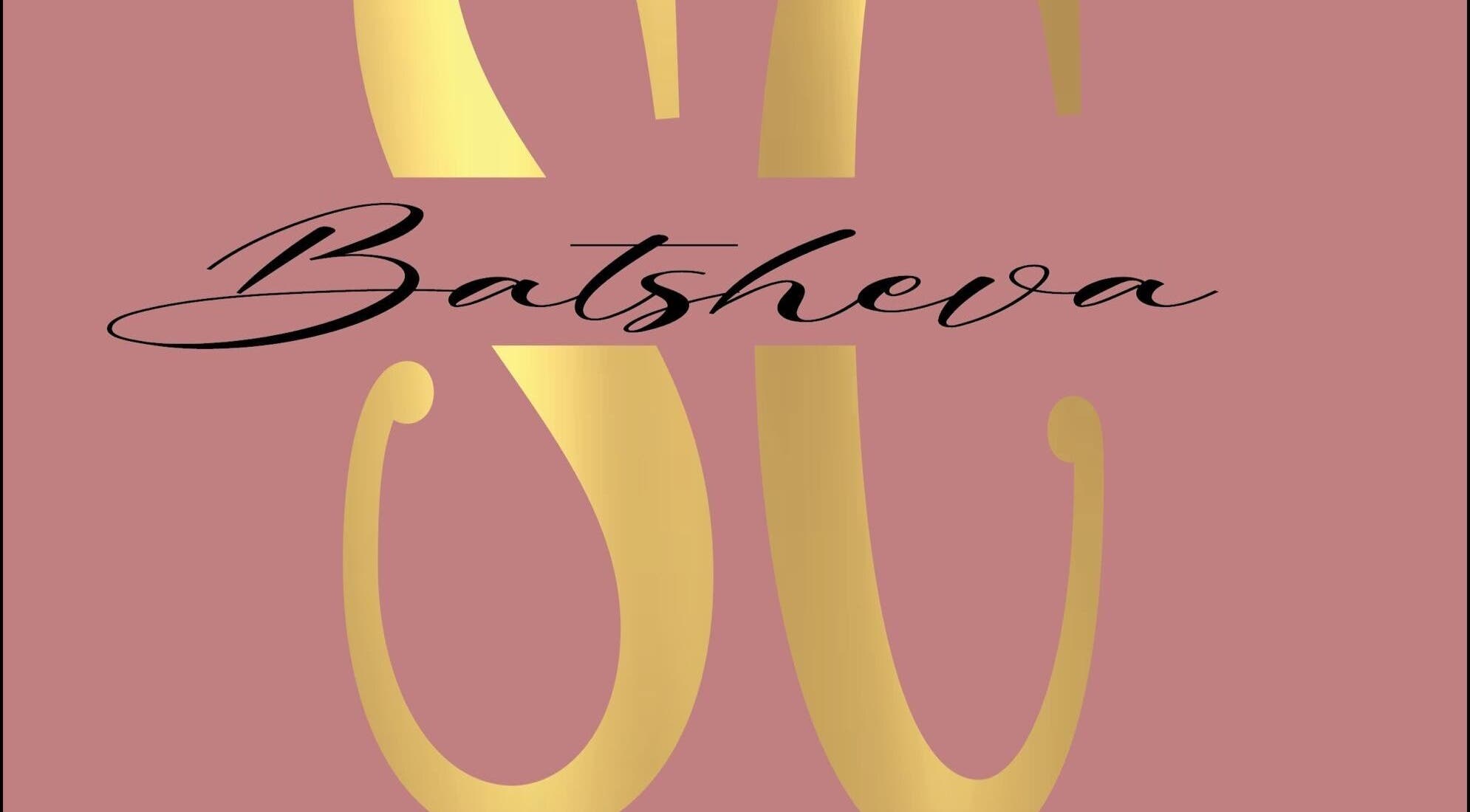 Logotipo elegante de Batsheva Second Chance en Miami, Florida, US, sobre fondo rosa con detalles dorados.