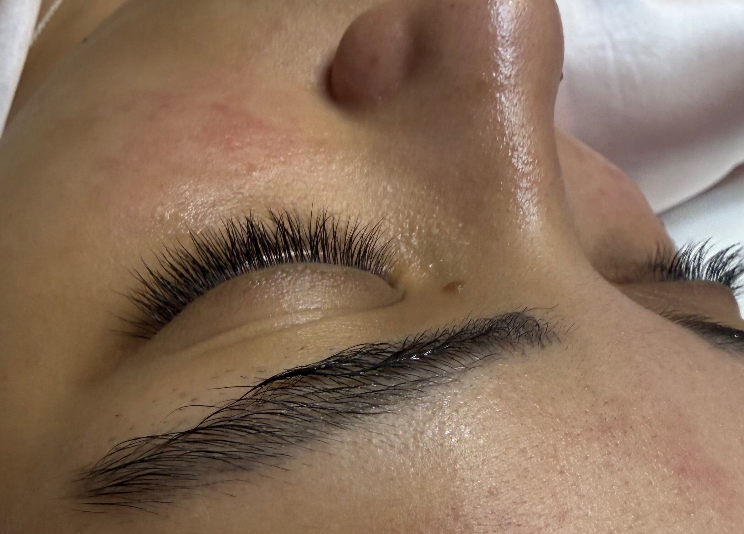 Extensiones de pestañas en Batsheva Second Chance, Miami, Florida, US, realzan belleza natural.