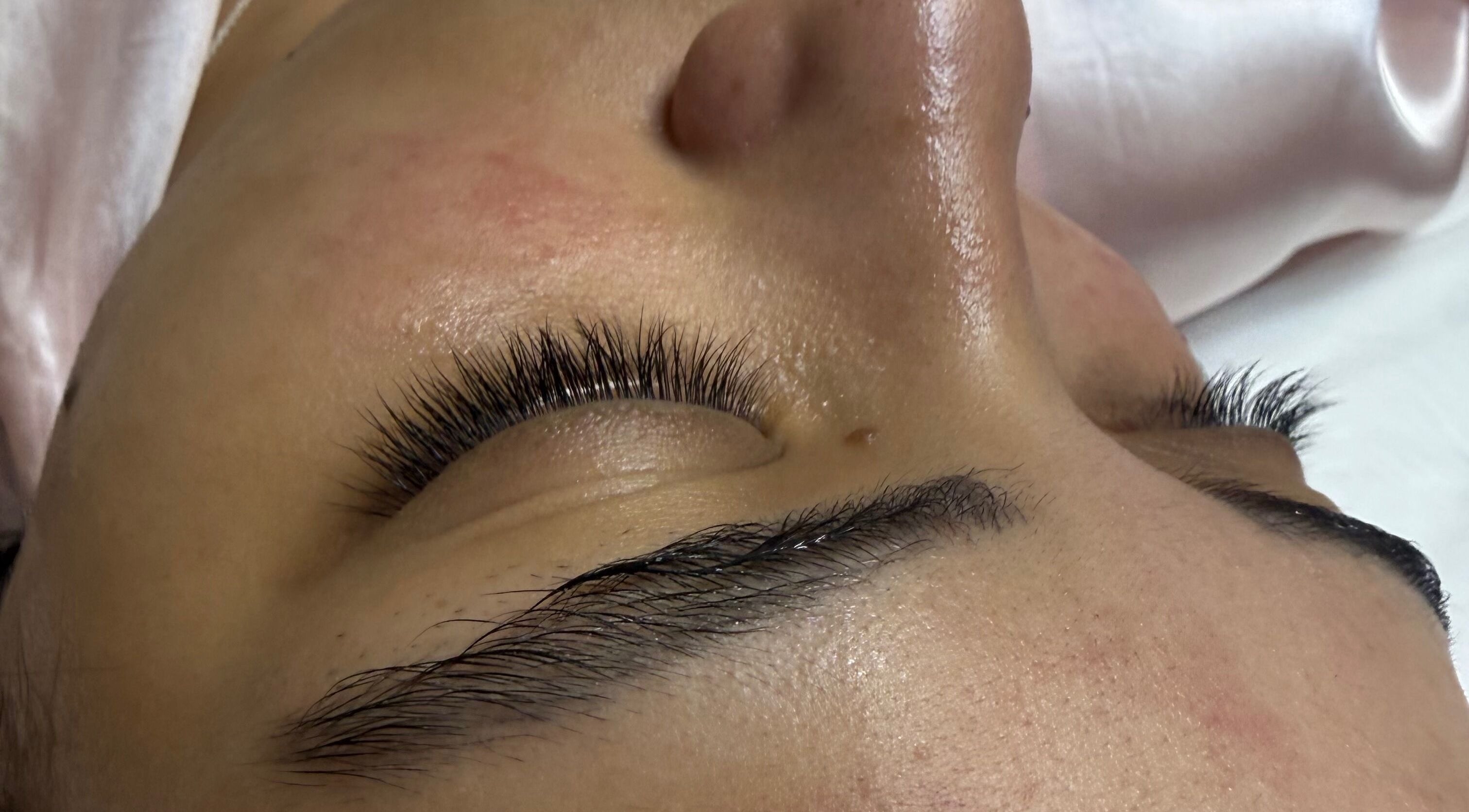 Extensiones de pestañas en Batsheva Second Chance, Miami, Florida, US, realzan belleza natural.