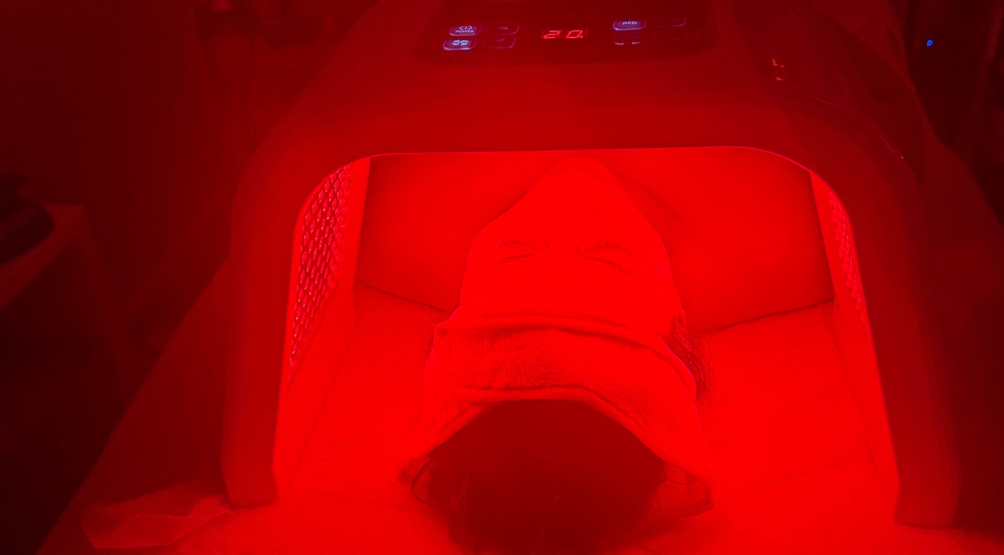 Terapia de luz roja en Batsheva Second Chance, Miami, Florida, US, para rejuvenecimiento facial.