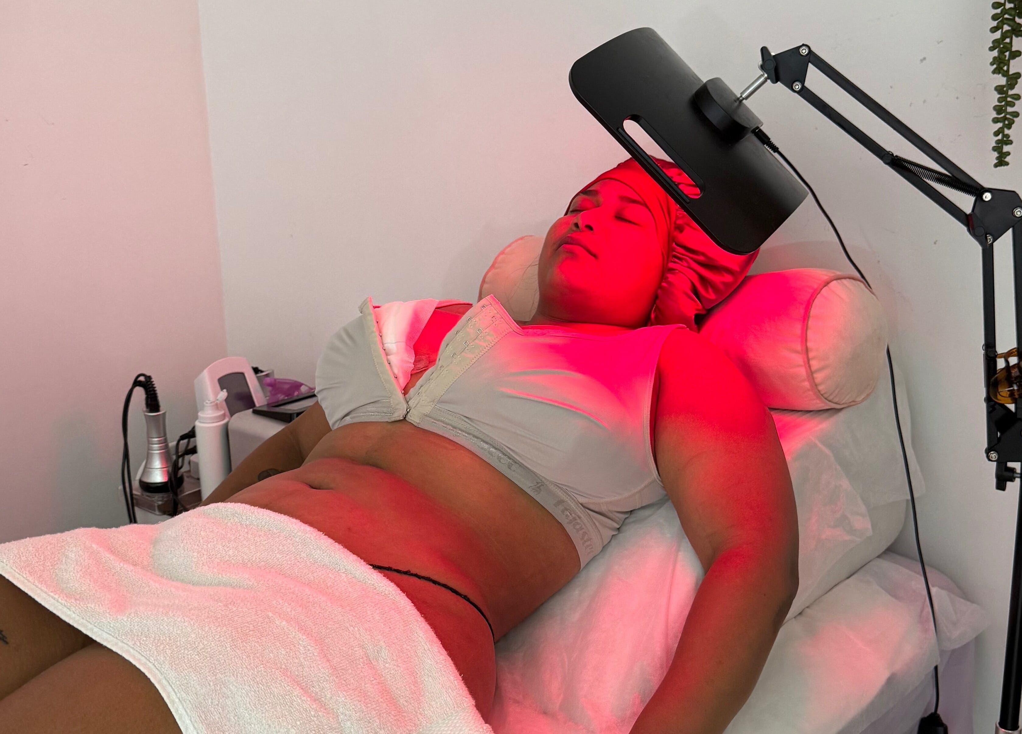 Tratamiento de luz facial en Batsheva Second Chance en Miami, Florida, US, bajo luz roja.