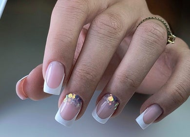 Elegancki manicure francuski z cekinami w NailRoom Stylizacja paznokci, Lisków, Województwo Wielkopolskie, PL.