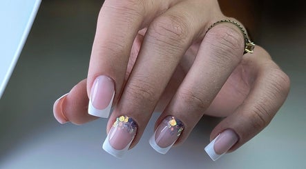 Elegancki manicure francuski z cekinami w NailRoom Stylizacja paznokci, Lisków, Województwo Wielkopolskie, PL.