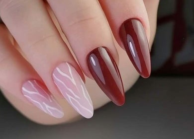 Stylowe paznokcie z czerwonym i różowym wzorem w NailRoom Stylizacja paznokci, Lisków, Województwo Wielkopolskie, PL.