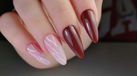Stylowe paznokcie z czerwonym i różowym wzorem w NailRoom Stylizacja paznokci, Lisków, Województwo Wielkopolskie, PL.