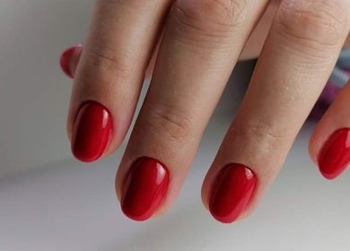 Eleganckie czerwone paznokcie w NailRoom Stylizacja paznokci, Lisków, Województwo Wielkopolskie, PL.