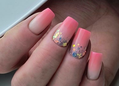 Stylowe paznokcie ombre z brokatem w NailRoom Stylizacja paznokci, Lisków, Województwo Wielkopolskie, PL.