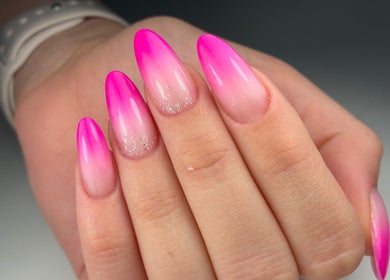Różowe paznokcie z brokatem w NailRoom Stylizacja paznokci, Lisków, Województwo Wielkopolskie, PL.