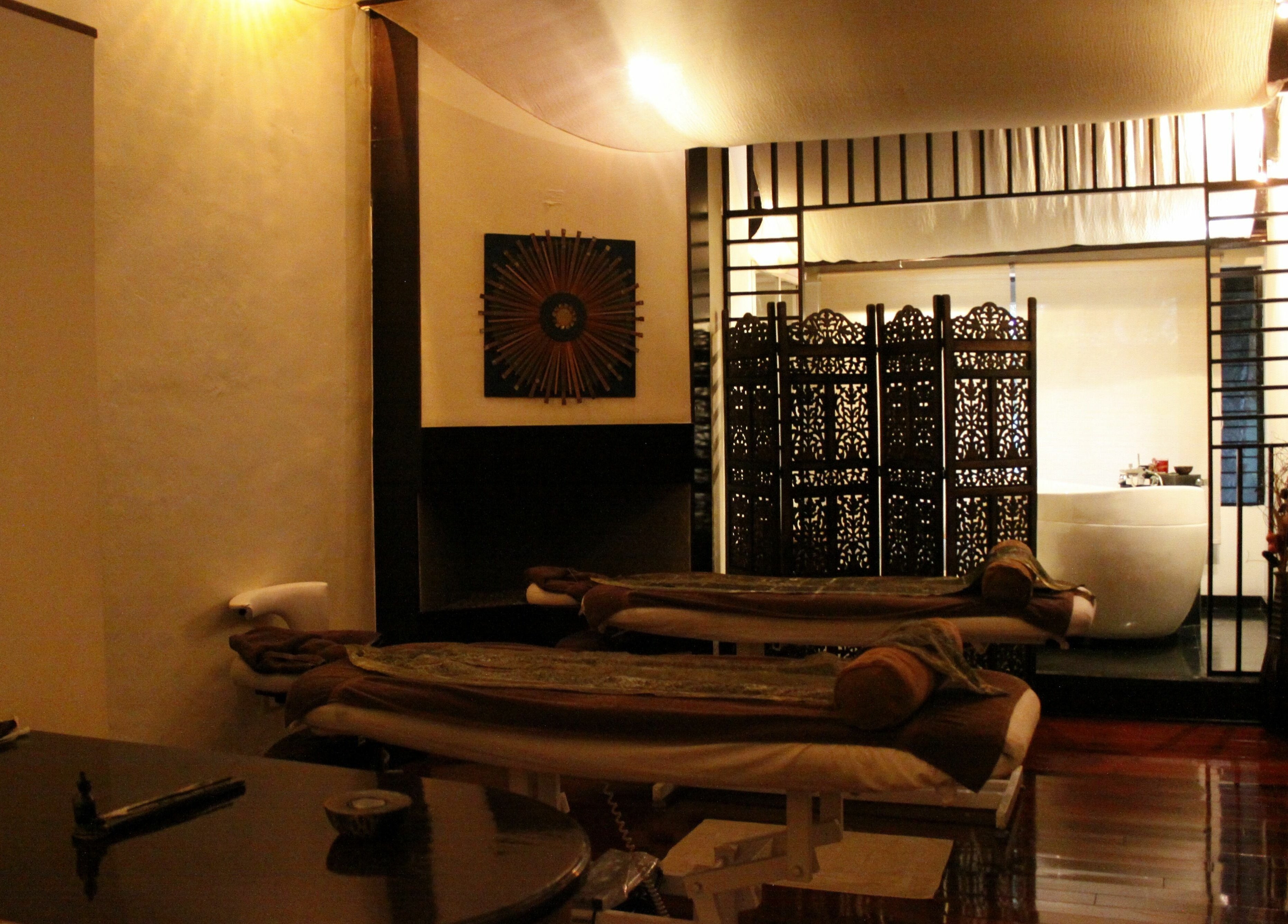 Sala de masajes en Thai Spa Soleil, Cuidad Antigua Guatemala, Sacatepéquez, GT con ambiente relajante.